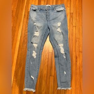 KanCan skinny leg jean! Light wash w/ lots of distressing. Size XL